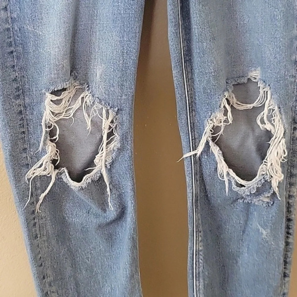 American Eagle Strigid Ripped Mom Jeans - Size 6 Short - Picture 5 of 12